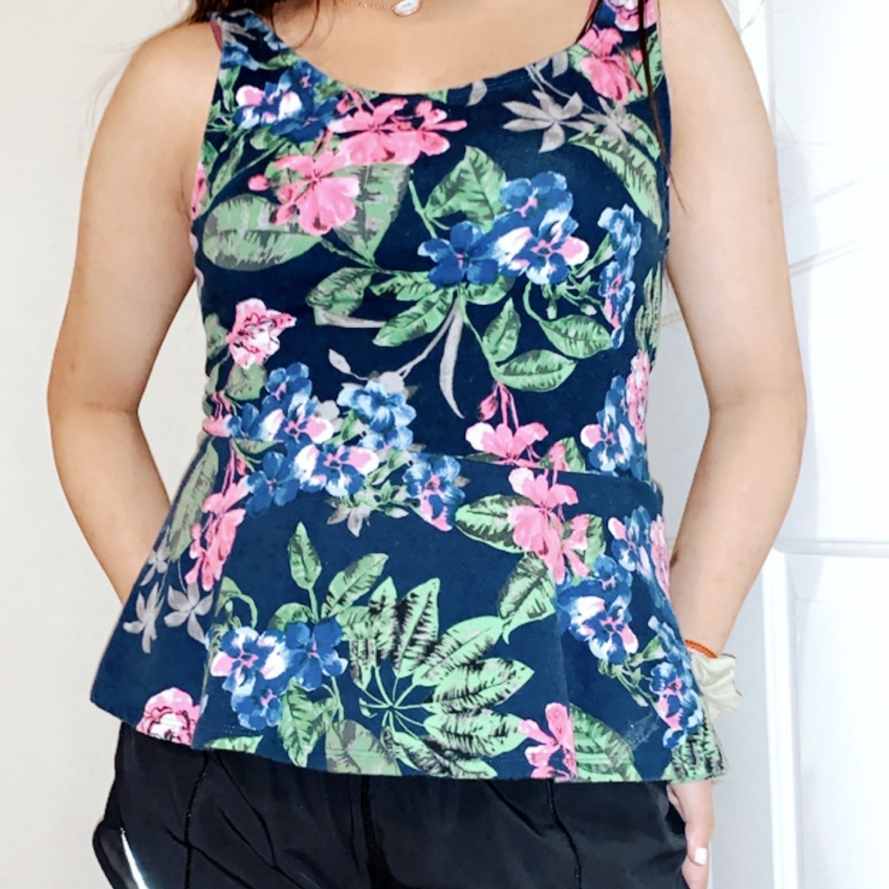 SLEEVELESS FLOWERY TOP w/ ZIPPER IN BACK
